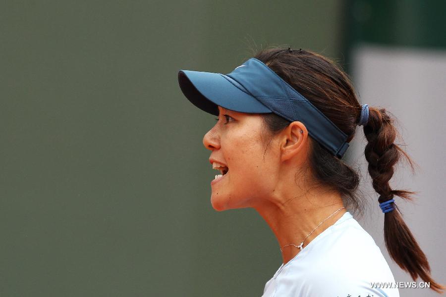 Li Na of China reacts during the women's singles second round match against Bethanie Mattek Sands of the United States at the French Open tennis tournament at the Roland Garros stadium in Paris, France, May 30, 2013. Li Na lost the match 1-2. (Xinhua/Gao Jing)