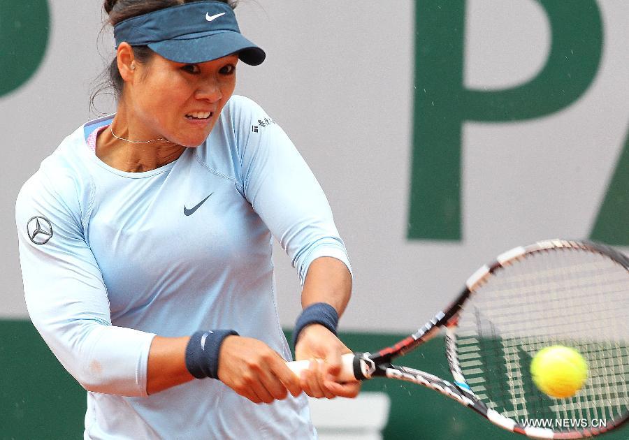 Li Na of China returns the ball during the women's singles second round match against Bethanie Mattek Sands of the United States at the French Open tennis tournament at the Roland Garros stadium in Paris, France, May 30, 2013. Li Na lost the match 1-2. (Xinhua/Gao Jing)