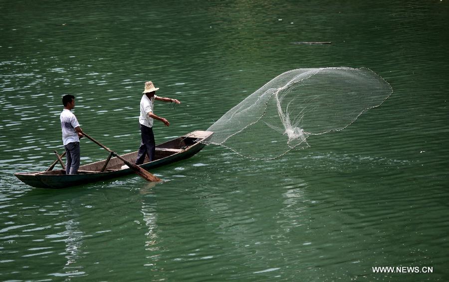 Fishermen catch fish on the Tushui Lake in Chongyi County, east China's Jiangxi Province, May 29, 2013. Chongyi County, located in southwest Jiangxi Province, is well-known for its high forest coverage rate, which reaches 88.3 percent, and its slower pace of life. (Xinhua/Tang Yanlan)