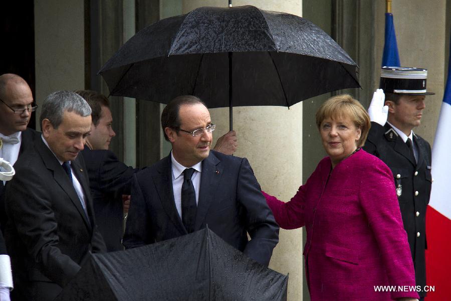 French President Francois Hollande (R) and visiting German Chancellor Angela Merkel attend a joint press conference at the presidential Elysee Palace, in Paris, France, May 30, 2013. Hollande said Thursday he and Merkel have decided to push for a full-time chief to oversee the eurozone's economic policy. (Xinhua/Tang Ji) 