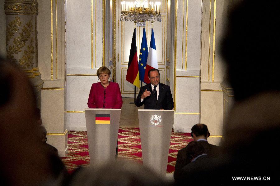 French President Francois Hollande (R) and visiting German Chancellor Angela Merkel attend a joint press conference at the presidential Elysee Palace, in Paris, France, May 30, 2013. Hollande said Thursday he and Merkel have decided to push for a full-time chief to oversee the eurozone's economic policy. (Xinhua/Tang Ji) 