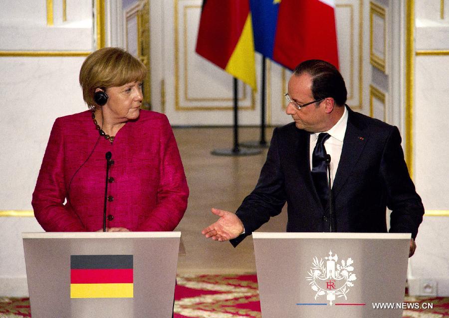 French President Francois Hollande (R) and visiting German Chancellor Angela Merkel attend a joint press conference at the presidential Elysee Palace, in Paris, France, May 30, 2013. Hollande said Thursday he and Merkel have decided to push for a full-time chief to oversee the eurozone's economic policy. (Xinhua/Tang Ji) 