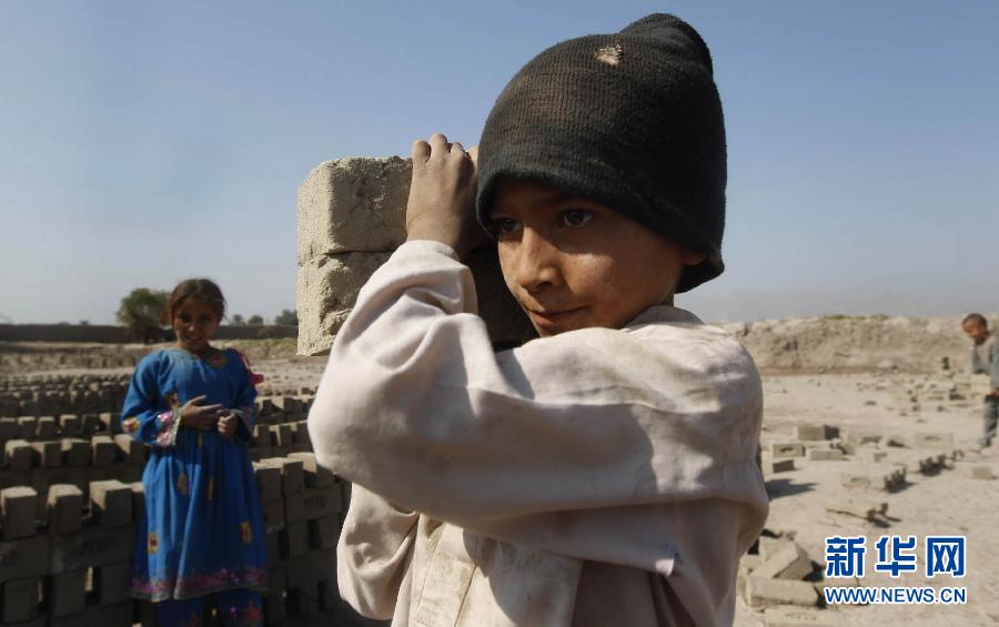 A child works in a brick kiln in Nangarhar province, Afghanistan, Oct. 29, 2012. (Photo/Xinhua)