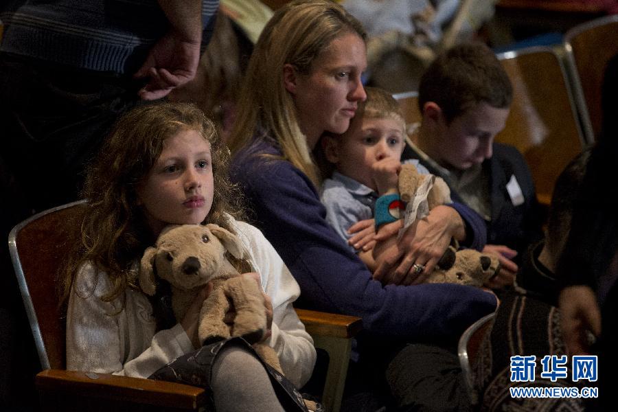 People participate in a vigil for the Sandy Hook Elementary School shooting victims at Newtown, Connecticut, U.S., Dec. 16, 2012. (Photo/Xinhua)