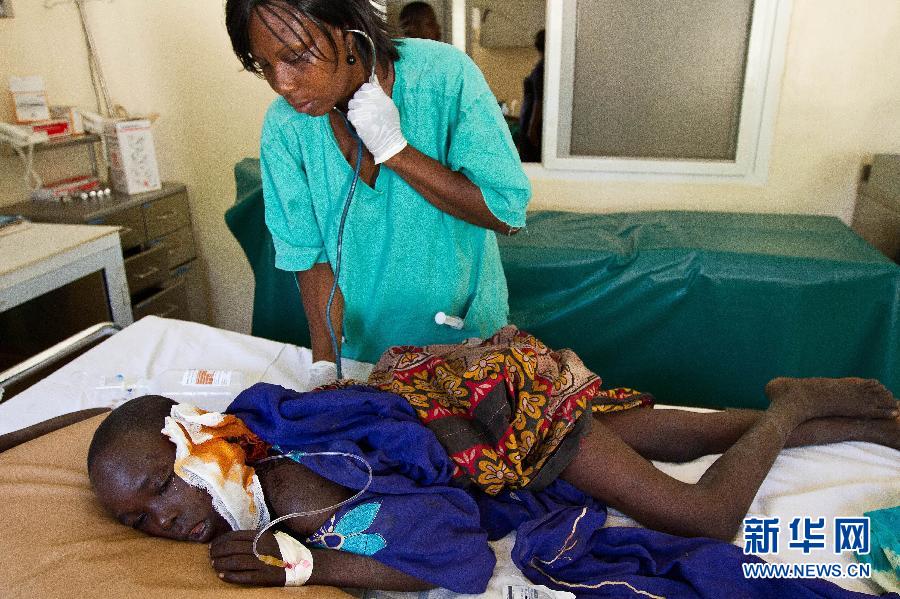 A child wounded in the tribal conflicts in southeast Kenya's Tana River receives medical treatment, Dec. 21, 2012. (Photo/Xinhua)