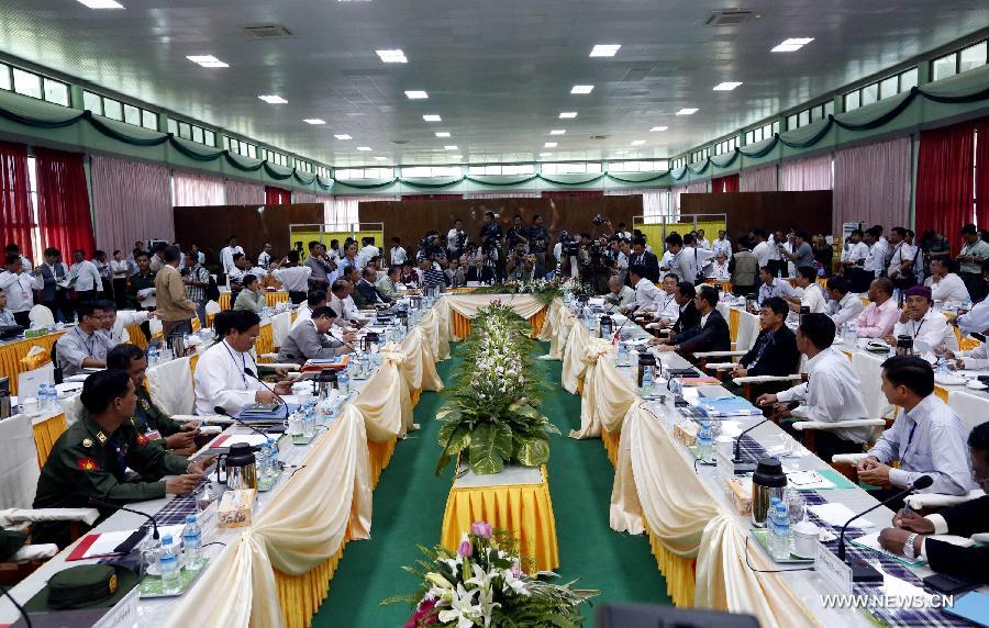 Myanmar government officials and the Kachin Independence Organization (KIO) delegates attend the peace talk in Myitgyina, Myanmar, May 30, 2013. Myanmar government and the Kachin Independence Organization (KIO) signed a seven-point peace talk agreement on the final day of their three-day talk in Myitgyina, capital of north Myanmar's Kachin state on Thursday. (Xinhua/U Aung)