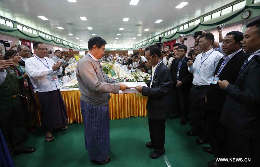 U Aung Min (L), vice chairman of the Central Peace Making Work Committee and minister at the President's Office, exchanges notes with a representative of the Kachin Independence Organization (KIO), in Myitgyina, Myanmar, May 30, 2013. Myanmar government and the Kachin Independence Organization (KIO) signed a seven-point peace talk agreement on the final day of their three-day talk in Myitgyina, capital of north Myanmar's Kachin state on Thursday. (Xinhua/U Aung)