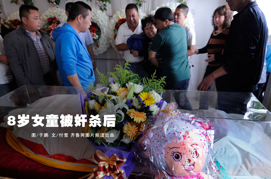 Xu's mother weeps inconsolably at the girl's funeral on May 29. (www.iqilu.com/ Yu Peng)