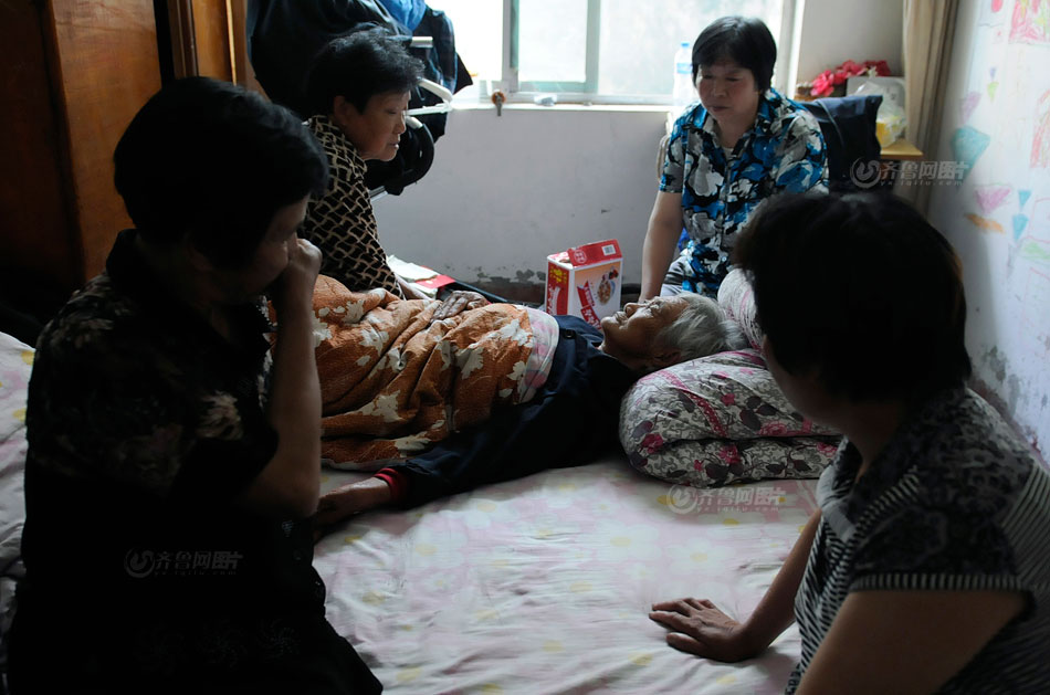 Xu's grandmother is ill after she knew the girl's death. (www.iqilu.com/ Yu Peng)