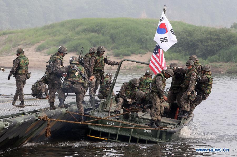 South Korean Army's soldiers construct a temporary bridge during an annual joint river crossing exercise organized by the United States and South Korea at the Namhan river in Yeoncheon, Gyeonggi province of South Korea, May 30, 2013. (Xinhua/Park Jin-hee) 