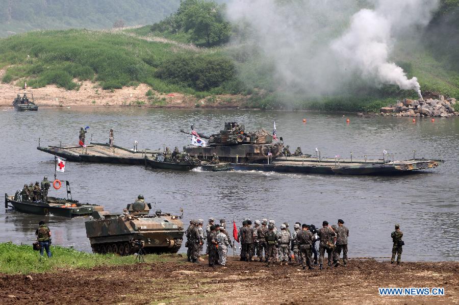 U.S. Army soldiers driving a tank cross a river during an annual joint river crossing exercise organized by the United States and South Korea at the Namhan river in Yeoncheon, Gyeonggi province of South Korea, May 30, 2013. (Xinhua/Park Jin-hee)