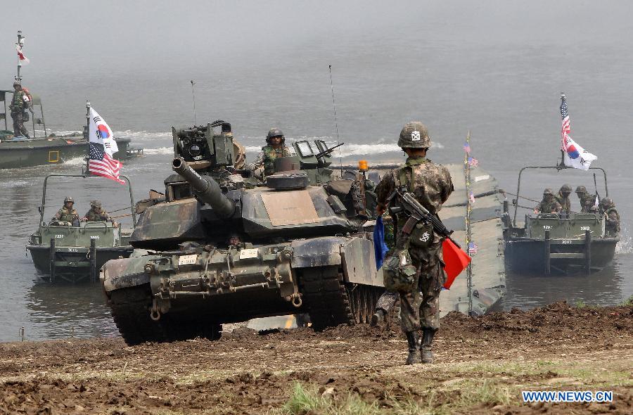 U.S. Army soldiers drive a tank across a river during an annual joint river crossing exercise organized by the United States and South Korea at the Namhan river in Yeoncheon, Gyeonggi province of South Korea, May 30, 2013. (Xinhua/Park Jin-hee) 
