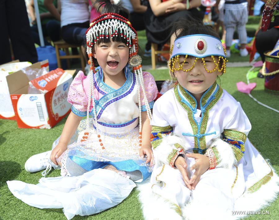 Children wearing traditional costumes of the Mongolian ethnic group to celebrate the coming children's day in Hohhot, capital of north China's Inner Mongolia Autonomous Region, May 31, 2013. Various activities are held across China to celebrate the coming International Children's Day. (Xinhua/Jin Yu) 