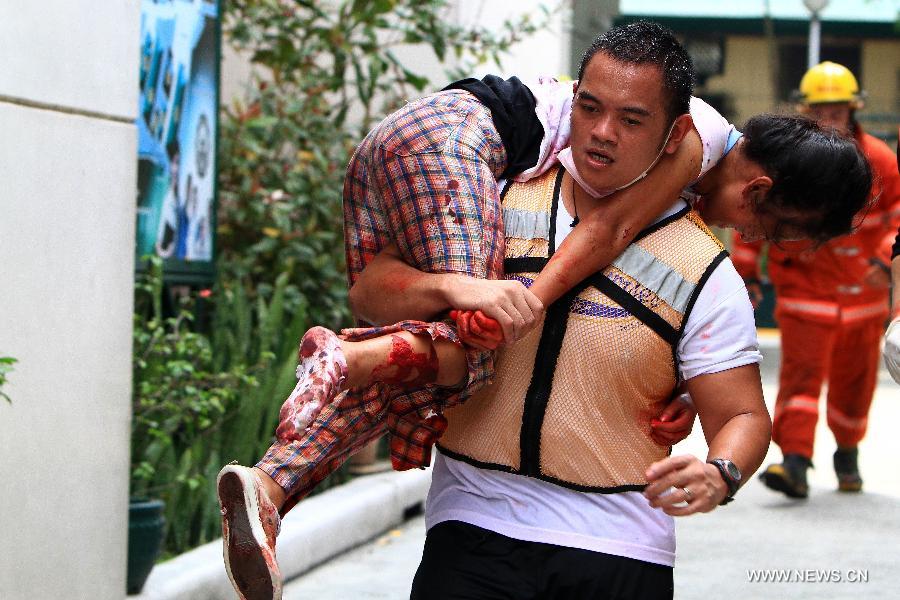 A rescuer carries a mock victim during a rescue drill in Quezon City, the Philippines, May 31, 2013. (Xinhua/Rouelle Umali) 