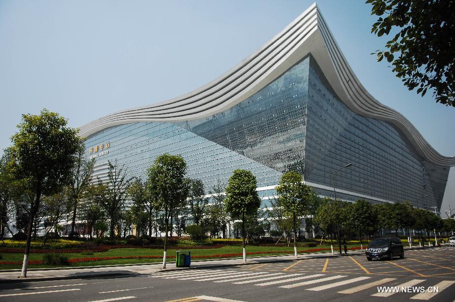 Photo taken on May 25, 2013 shows the New Century Global Center, which will be the world's largest single building after it is finished construction, in Chengdu, capital of southwest China's Sichuan Province. By the end of 2012, Chengdu's GDP has reached 800 billion RMB (about 130.48 billion U.S. dollars), ranking the 3rd place in China's sub-provincial cities. By May of 2013, more than 230 enterprises in the Fortune 500 have come to Chengdu. The 2013 Fortune Global Forum will be held in Chengdu from June 6 to June 8. Chengdu, an ancient city with a history of over 2,300 year, is developing into an international metropolis with its huge economic development potential as well as its special cultural environment. (Xinhua/Lin Liping) 