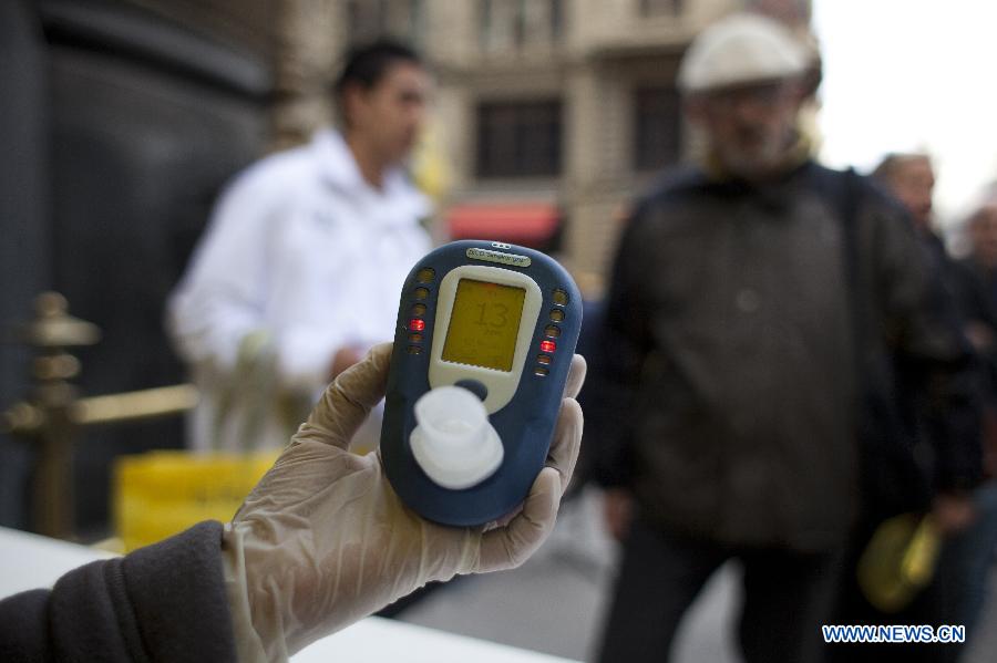 An employee checks the carbon monoxide level at a stand placed by the Buenos Aires city's government on the Florida pedestrian walkway, in Buenos Aires, capital of Argentina, on May 31, 2013. The campaign was held under the framework of the World No Tobacco Day. (Xinhua/Martin Zabala) 
