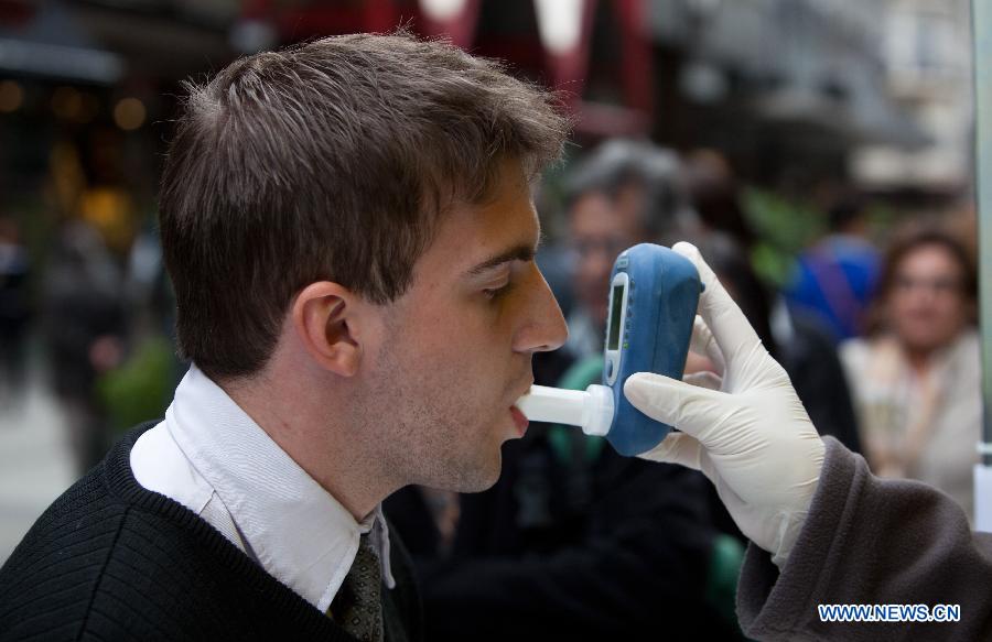 A resident is subjected to a medical test of carbon monoxide in his lungs at a stand placed by the Buenos Aires city's government on the Florida pedestrian walkway, in Buenos Aires, capital of Argentina, on May 31, 2013. The campaign was held under the framework of the World No Tobacco Day. (Xinhua/Martin Zabala) 