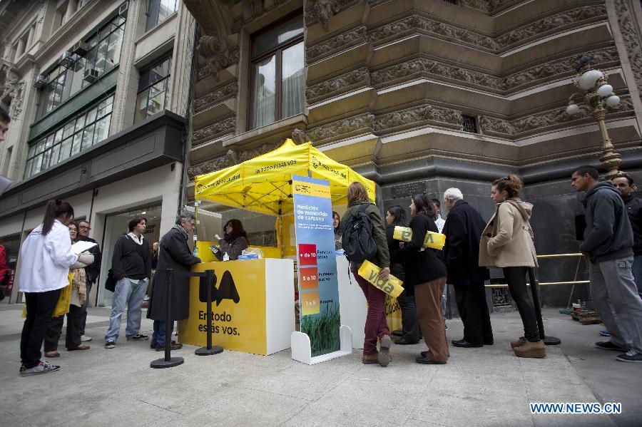 Residents wait to be subjected to a medical test of carbon monoxide in their lungs at a stand placed by the Buenos Aires city's government on the Florida pedestrian walkway, in Buenos Aires, capital of Argentina, on May 31, 2013. The campaign was held under the framework of the World No Tobacco Day. (Xinhua/Martin Zabala) 