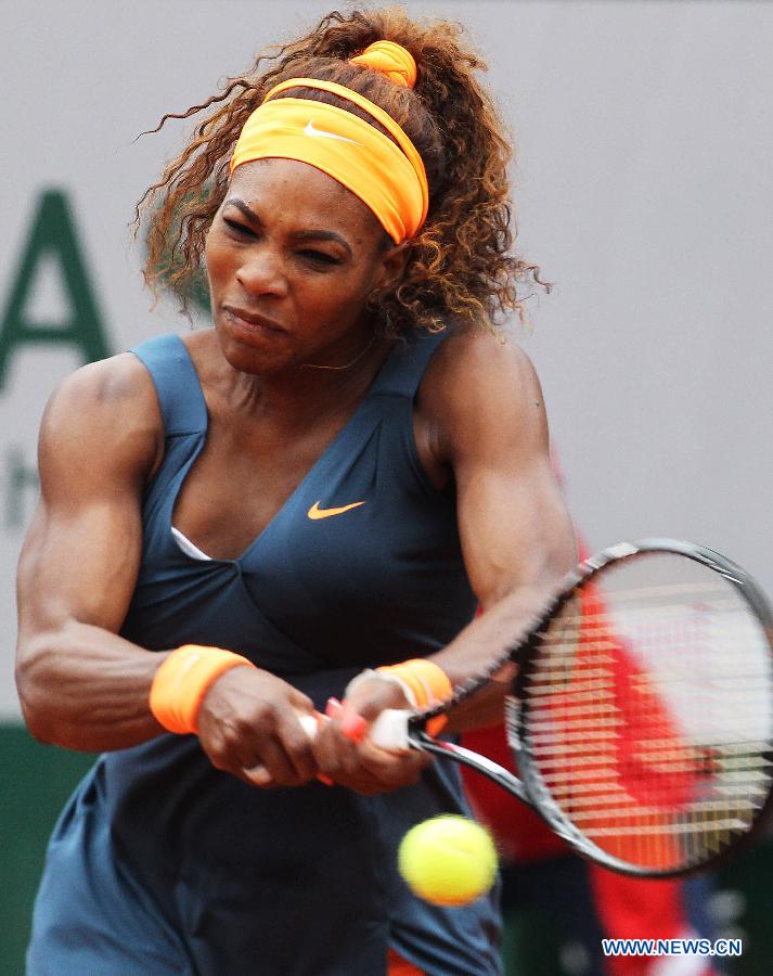 Serena Williams of the United States returns the ball during the women's singles third round match against Sorana Cirstea of Romania at the French Open tennis tournament at the Roland Garros stadium in Paris May 31, 2013. Serena Williams won 2-0. (Xinhua/Gao Jing) 