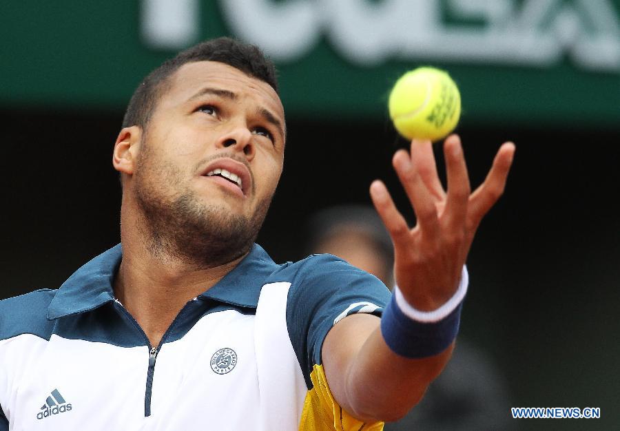 Jo-Wilfried Tsonga of France serves during men's singles third round match against his compatriot Jeremy Chardy at the French Open tennis tournament at the Roland Garros stadium in Paris, France, May 31, 2013. Tsonga won 3-0. (Xinhua/Gao Jing) 