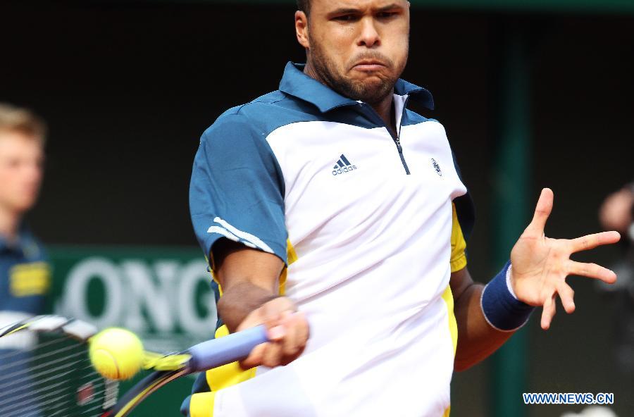 Jo-Wilfried Tsonga of France returns a shot during men's singles third round match against his compatriot Jeremy Chardy at the French Open tennis tournament at the Roland Garros stadium in Paris, France, May 31, 2013. Tsonga won 3-0. (Xinhua/Gao Jing) 