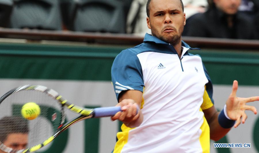 Jo-Wilfried Tsonga of France returns a shot during men's singles third round match against his compatriot Jeremy Chardy at the French Open tennis tournament at the Roland Garros stadium in Paris, France, May 31, 2013. Tsonga won 3-0. (Xinhua/Gao Jing) 