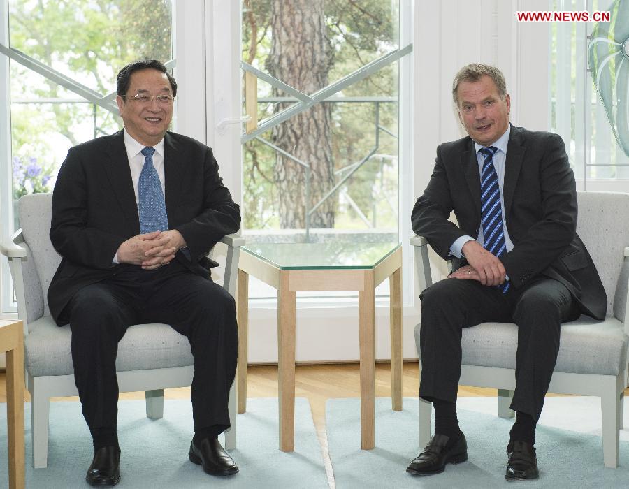 Yu Zhengsheng (L), chairman of the National Committee of the Chinese People's Political Consultative Conference, meets with Finnish President Sauli Niinisto in Helsinki, capital of Finland, May 31, 2013. Yu Zhengsheng paid an official goodwill visit to Finland from May 30 to June 1. (Xinhua/Li Xueren) 