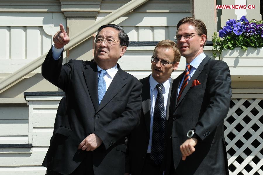 Yu Zhengsheng (L), chairman of the National Committee of the Chinese People's Political Consultative Conference, meets with Finnish Prime Minister Jyrki Katainen (R) in Helsinki, capital of Finland, May 31, 2013. Yu Zhengsheng paid an official goodwill visit to Finland from May 30 to June 1. (Xinhua/Liu Jiansheng)