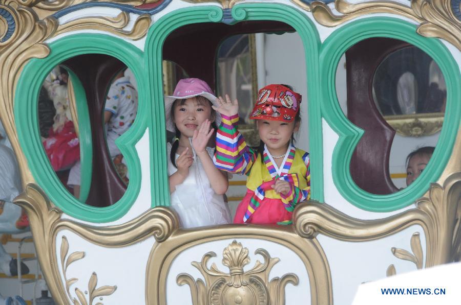 Children entertain themselves at the Mangyongdae Schoolchildren's Palace in Pyongyang, capital of the Democratic People's Republic of Korea (DPRK), June 1, 2013 to celebrate the International Children's Day. (Xinhua/Du Baiyu)