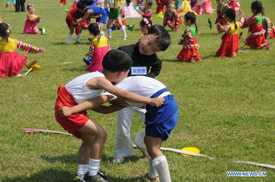 Children entertain themselves at the Mangyongdae Schoolchildren's Palace in Pyongyang, capital of the Democratic People's Republic of Korea (DPRK), June 1, 2013 to celebrate the International Children's Day. (Xinhua/Du Baiyu)