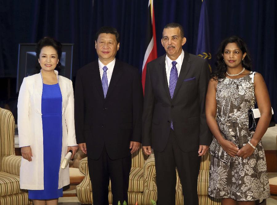 Chinese President Xi Jinping (2nd L) and his wife Peng Liyuan (1st L) pose for a group photo with President of Trinidad and Tobago Anthony Carmona (2nd R) and his wife before the meeting between the two presidents in Port of Spain, Trinidad and Tobago, June 1, 2013. (Xinhua/Lan Hongguang)