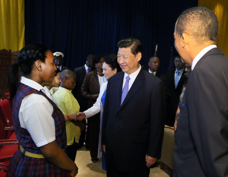 Chinese President Xi Jinping (C front ) and his wife Peng Liyuan meet with representatives of middle school students of Trinidad and Tobago accompanied by President of Trinidad and Tobago Anthony Carmona and his wife during their visit in Port of Spain on June 1, 2013, the International Children's Day. (Xinhua/Lan Hongguang)