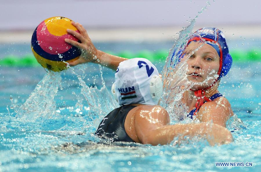 Evgeniya Ivanova (R) of Russia vies for the ball during their match against Hungary at the 2013 FINA Women's Water Polo World League Super Final in Beijing, capital of China, June 1, 2013. Russia lost 10-11. (Xinhua/Tao Xiyi) 