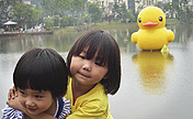 Mini copy of huge rubber duck appears in Wuhan