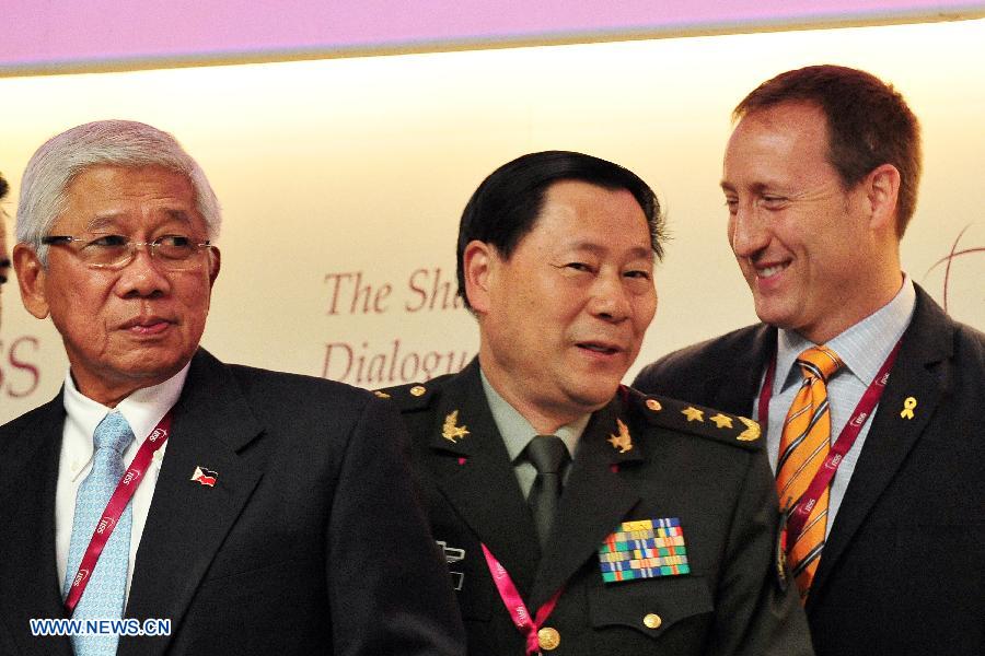 Qi Jianguo (C), deputy chief of the General Staff of the Chinese People's Liberation Army, Philippine Defense Secretary Voltaire Gazmin (L) and Canadian Defense Minister Peter MacKay (R) attend the Shangri-La Dialogue in Singapore, June 2, 2013. The 12th Shangri-La Dialogue kicked off in Singapore on May 31. (Xinhua/Then Chih Wey)