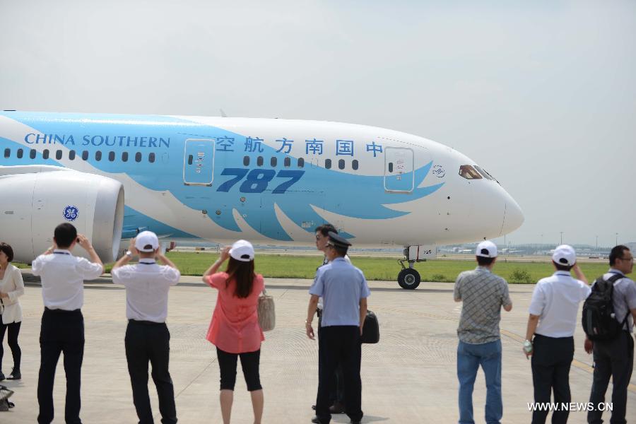 A Boeing 787 Dreamliner run by China Southern Airlines arrives in Guangzhou, capital of south China's Guangdong Province, June 2, 2013. This was the first Boeing 787 Dreamliner obtained by China. (Xinhua/Wang Jianhua)