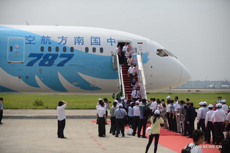 A Boeing 787 Dreamliner run by China Southern Airlines arrives in Guangzhou, capital of south China's Guangdong Province, June 2, 2013. This was the first Boeing 787 Dreamliner obtained by China. (Xinhua/Wang Jianhua)