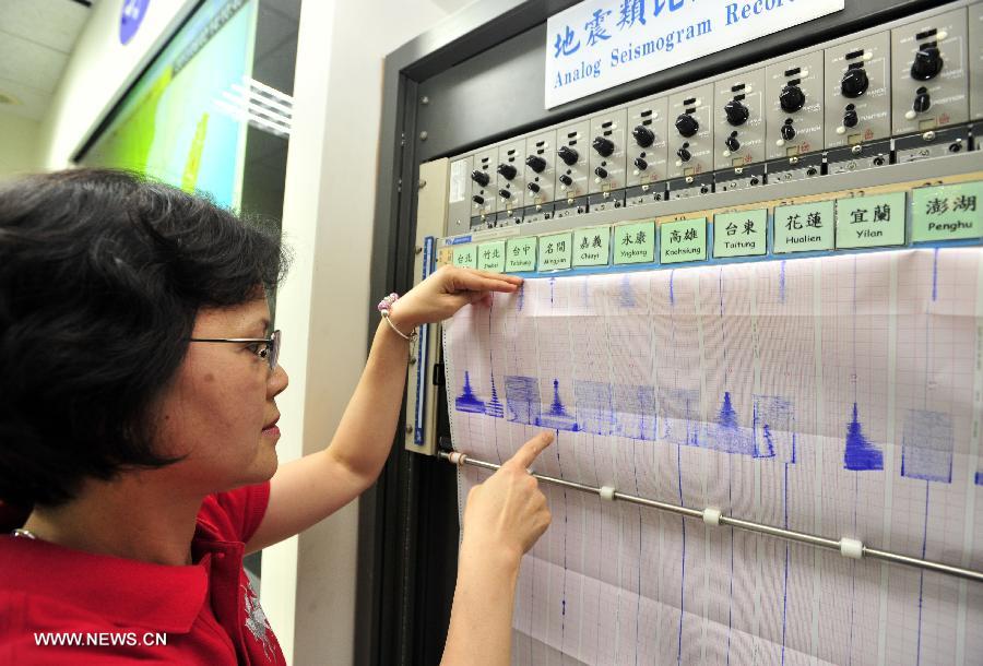 Lu Pei-ling, deputy director of the Taiwan Seismological Center, reviews the data of the Nantou quake, in Taipei, southeast China's Taiwan, June 2, 2013. A 6.7-magnitude quake jolted Nantou County in the central Taiwan Island Sunday afternoon,  leaving 2 dead and 21 injured. (Xinhua/Wu Ching-teng) 