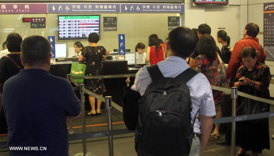 Passengers change or return tickets at a high speed railway station in Taipei, southeast China's Taiwan, June 2, 2013. A 6.7-magnitude quake jolted Nantou County in the central Taiwan Island Sunday afternoon, leaving 2 dead and 21 injured. (Xinhua/Wu Ching-teng) 