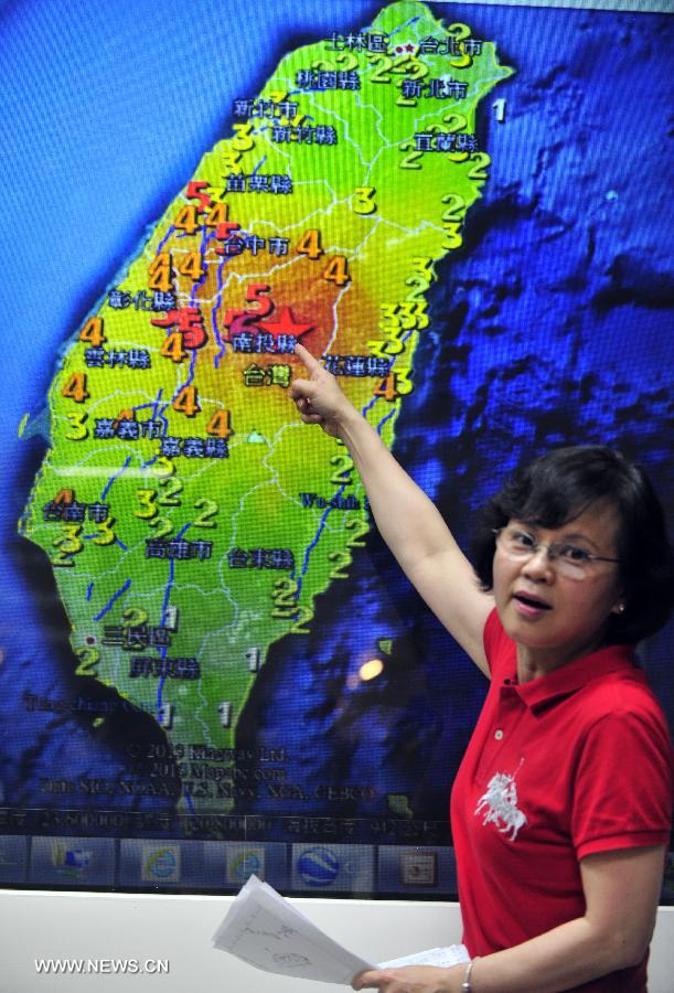 Lu Pei-ling, deputy director of the Taiwan Seismological Center, briefs the press about the Nantou quake, in Taipei, southeast China's Taiwan, June 2, 2013. A 6.7-magnitude quake jolted Nantou County in the central Taiwan Island Sunday afternoon, leaving 2 dead and 21 injured.  (Xinhua/Wu Ching-teng)  