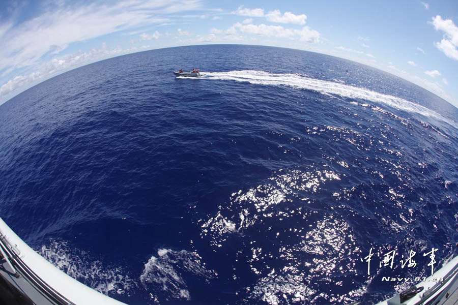 The high-sea training taskforce under the North China Sea Fleet of the Navy of the Chinese People's Liberation Army (PLAN) organized its ship-borne speed boats to conduct drill on the morning of May 30, 2013. (Chinamil.com.cn/Yin Hang and Hu Quanfu)