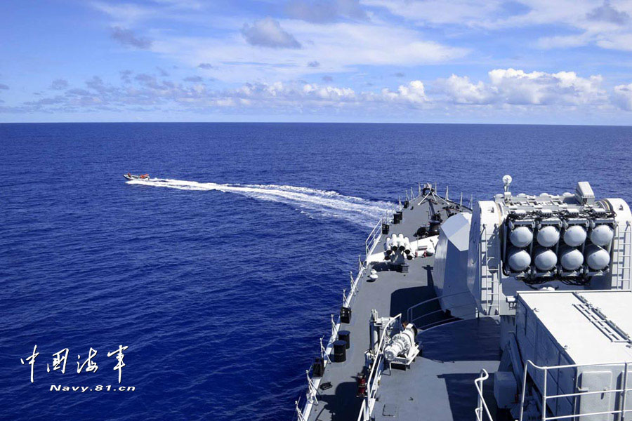 The high-sea training taskforce under the North China Sea Fleet of the Navy of the Chinese People's Liberation Army (PLAN) organized its ship-borne speed boats to conduct drill on the morning of May 30, 2013. (Chinamil.com.cn/Yin Hang and Hu Quanfu)