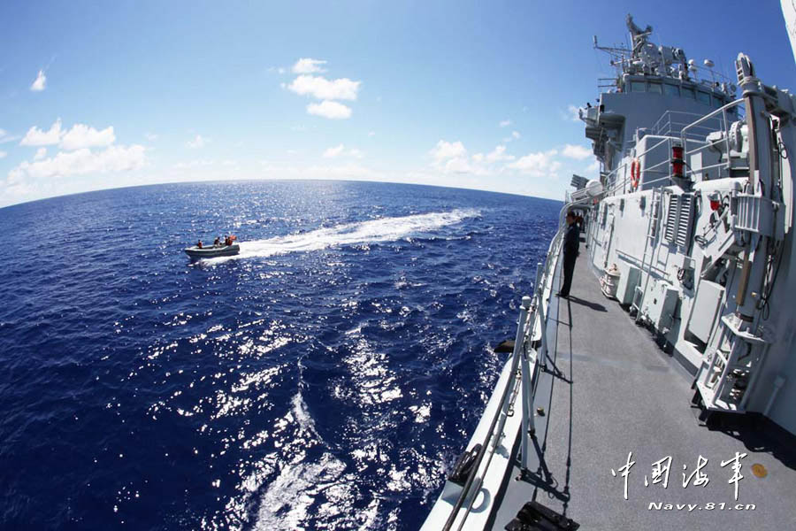 The high-sea training taskforce under the North China Sea Fleet of the Navy of the Chinese People's Liberation Army (PLAN) organized its ship-borne speed boats to conduct drill on the morning of May 30, 2013. (Chinamil.com.cn/Yin Hang and Hu Quanfu)