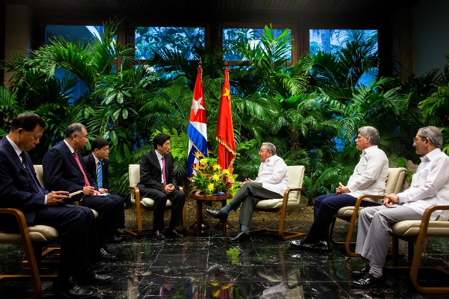 Cuban leader Raul Castro (3rd R) meets with Guo Jinlong (4th L), a member of the Political Bureau of the Communist Party of China (CPC) Central Committee, in Havana, capital of Cuba, June 1, 2013. (Xinhua/Liu Bin)