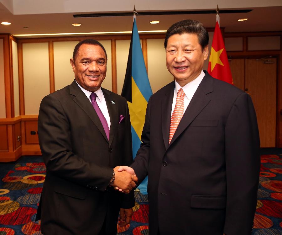 Chinese President Xi Jinping (R) meets with Prime Minister of Bahamas Perry Christie in Port of Spain, capital of the Republic of Trinidad and Tobago, June 2, 2013. (Xinhua/Yao Dawei)