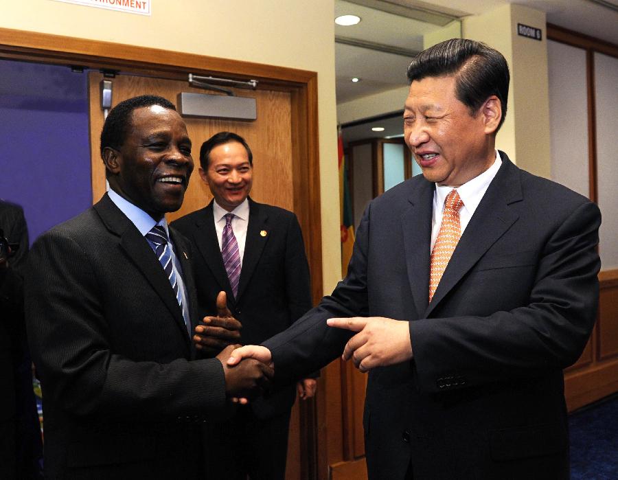 Chinese President Xi Jinping (R) meets with Grenada's Prime Minister Keith Mitchell in Port of Spain, capital of the Republic of Trinidad and Tobago, June 2, 2013. (Xinhua/Rao Aimin)