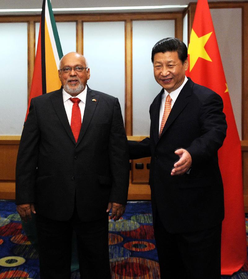 Chinese President Xi Jinping (R) meets with Guyanese President Donald Ramotar in Port of Spain, capital of the Republic of Trinidad and Tobago, June 2, 2013. (Xinhua/Rao Aimin)