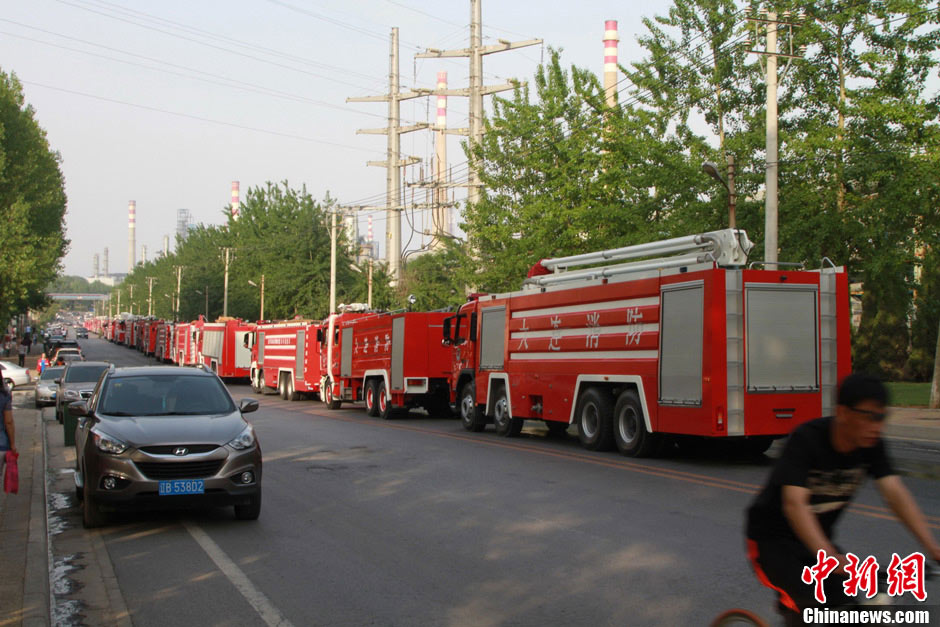 Oil tank blast causes casualties in Dalian, northeast China's Liaoning Province, June 2, 2013. At least two people were injured and two others have been reported missing after two tanks containing residual diesel oil exploded around 2:20 p.m. The cause of the blast is under investigation.（Photo/Chinanews.com）