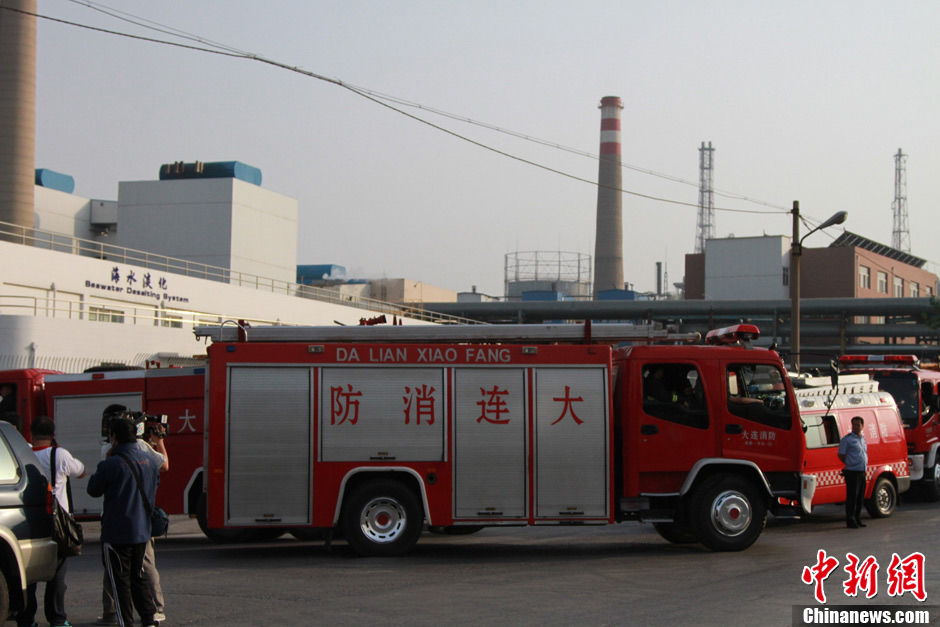 Fire fighters put out a fire at the accident site of oil residue tank blasts in a PetroChina outlet in Dalian, northeast China's Liaoning Province, June 2, 2013. At least two people were injured and two others have been reported missing after two tanks containing residual diesel oil exploded around 2:20 p.m. The cause of the blast is under investigation. （Photo/Chinanews.com）