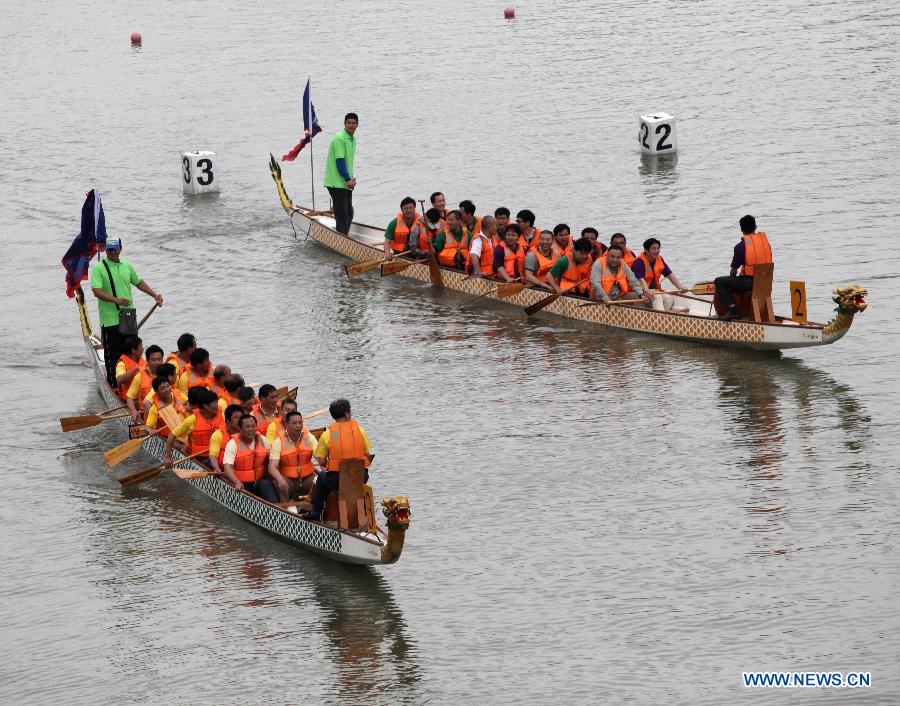 Participants compete in a dragon boat race during a dragon boat carnival on the Qinhuai River in Nanjing, capital of east China's Jiangsu Province, June 2, 2013. The event was held as a means to celebrate the upcoming Dragon Boat Festival, or Duanwu Festival, which falls on the fifth day of the fifth month in the Chinese lunar calendar, or June 12 this year. (Xinhua/Li Wenbao)